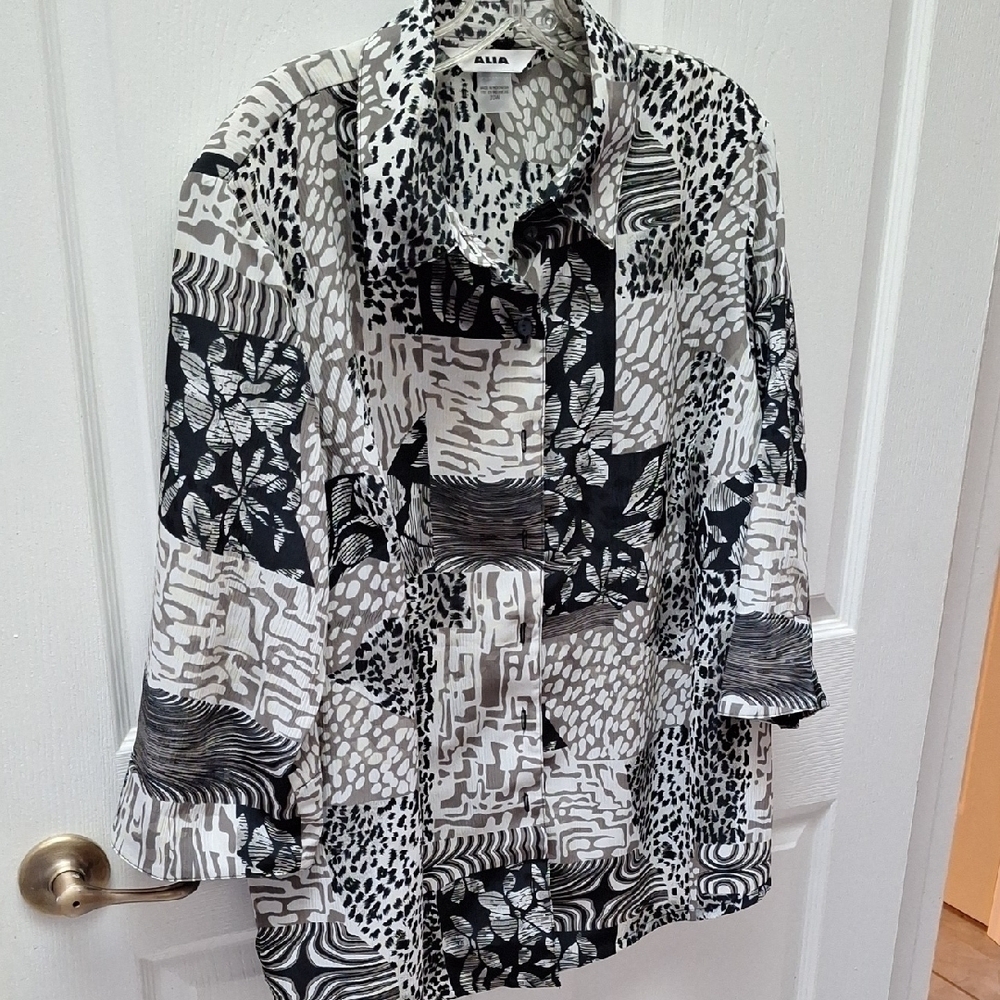 e Alia Black and Tan  Patterned Blouse Button Front Size 20W